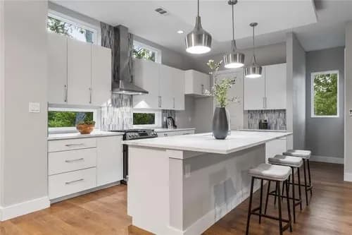 Maid in Time - Photo 1