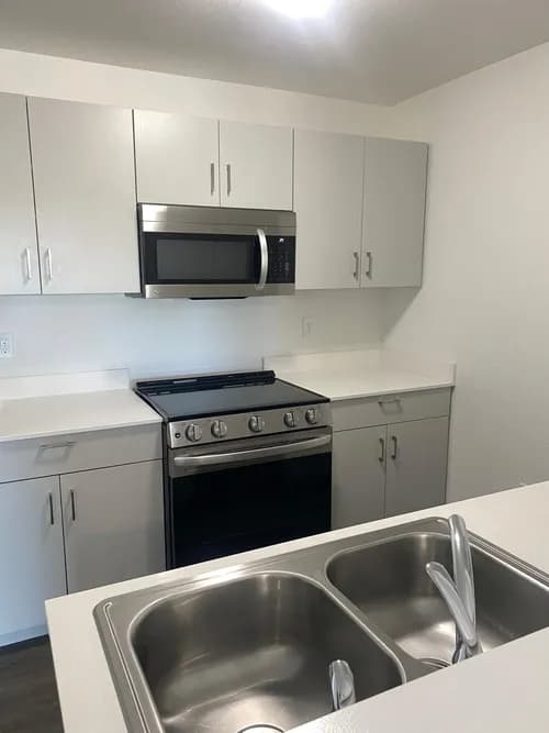 R y R Cleaning Services - Photo 3