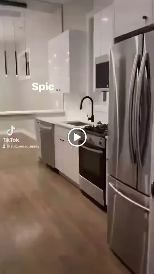 Spic and Squeaky - Photo 3