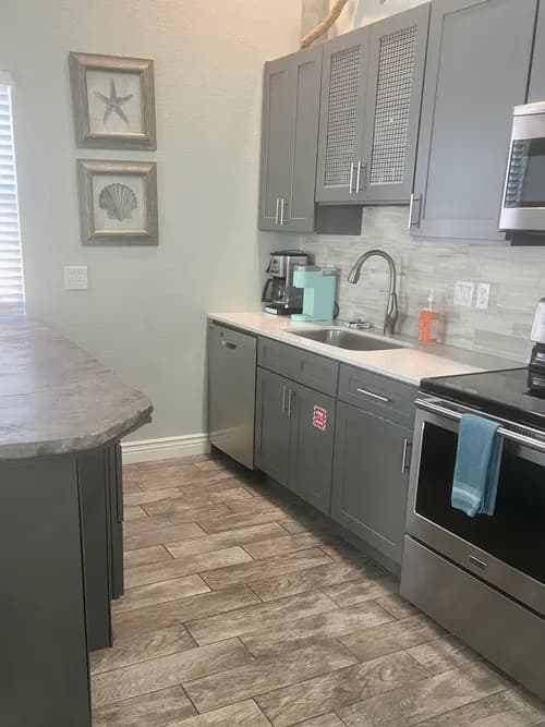 white apron cleaning service - Photo 3